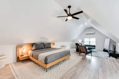 Image de The Third Floor A-Frame with King Bed