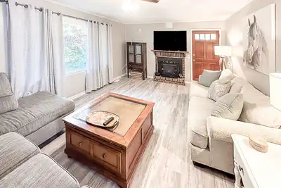 Image de Charming farmhouse nestled within the breathtaking Uwharrie National Forest!