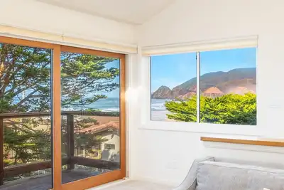 Image de Oceanview Beach Home – Walk to Beach, Trails, Food, Family Activities