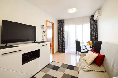 Image de Schöne Wohnung mit Pool, Wi-fi und Privat Garage