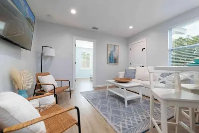 Image de Quiet coastal condo - walk to the beach!
