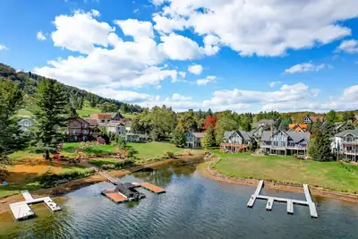 Image de Lakefront with dock, pickleball, renovated, Fab!