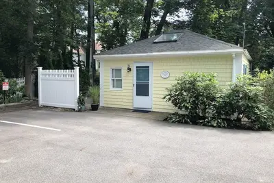 Image de Recently renovated (2023), pet-friendly cottage a short walk to Dock Square and the beach