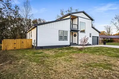 Image de Smoky River House! New build river front w/ hot tub, shuffle board & pool table!