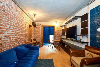 Image de Wonderland Retreat: Netflix & Industrial Vibes