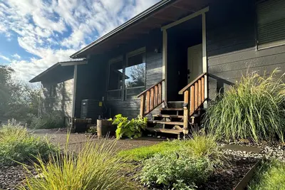 Image de Sleek Urban Retreat in Happy Valley