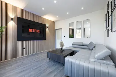 Image de Chic Bolton Retreat : 2br-Deluxe Cinema Experience