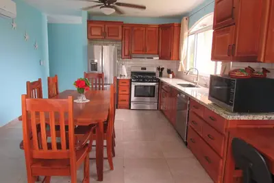 Image de Oceanfront Luxury Retreat: 2 Bed, 3 Bath Apartment w/Pool – Your Getaway Awaits!