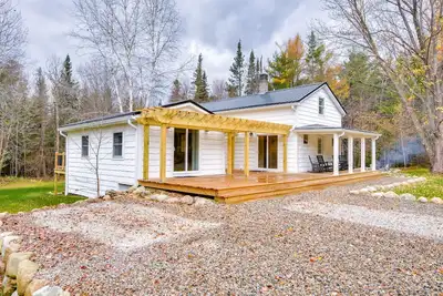 Image de Modern Stark Home w/ Game Room, Grill & Fire Pit