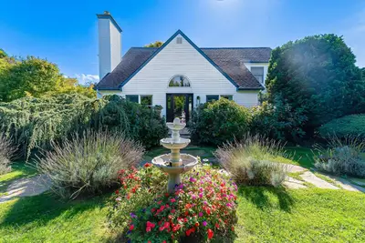 Image de Well-appointed coastal home with large yard, pool, basketball, & outdoor kitchen