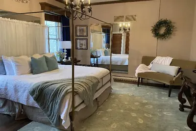 Image de Beautiful getaway with Two king beds, 1 queen bed & Jacuzzi bathtub! !