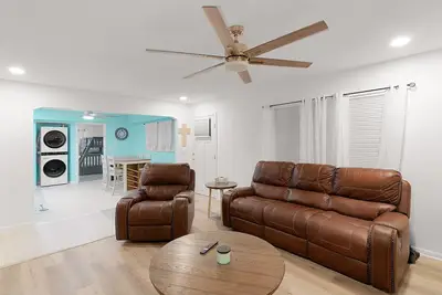 Image de Renovated cottage with updated appliances, wood fireplace, & W/D - dogs-friendly