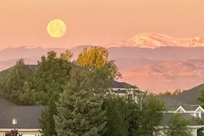 Image de 5br/4. 5ba Golf Course Home. . Awesome Mountain Views. . . 20 min to Denver or Boulder