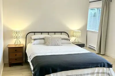 Image de Cozy & Spacious Modern Suite | Langley | Private Entrance | Pet-Friendly 🐾