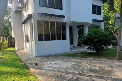 Image de Spacious 2-story house with large green areas, swimming pool and close to the beach.