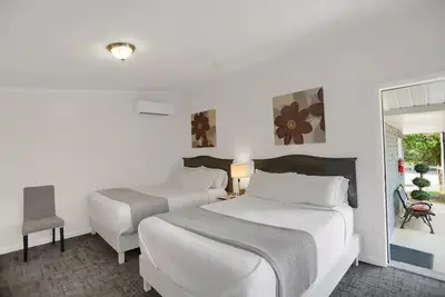 Image de Cozy Double Queen Room 104 at Halifax Inn\n\n