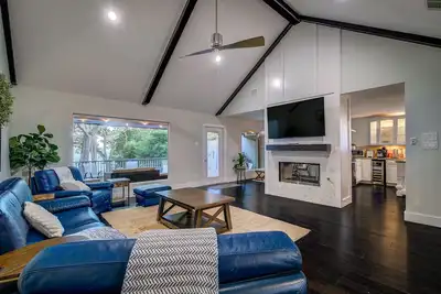 Image de Lakeside Elegance Chic 3br 2. 5b