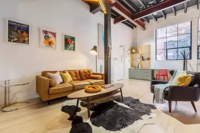 Image de Fitzroy Thrills in MacRobertson Factory Conversion