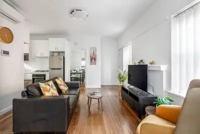 Image de Art Deco Modern within Elwoods Inner city Scene