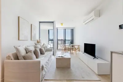 Image de Perched on Parkville A Minimalist Retreat w Pool