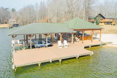 Image de Huge Lakefront Home with private hot tub, dock, and pickle-ball court