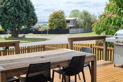 Image de The Bach in old Wharewaka well located for a fabulous lake holiday.