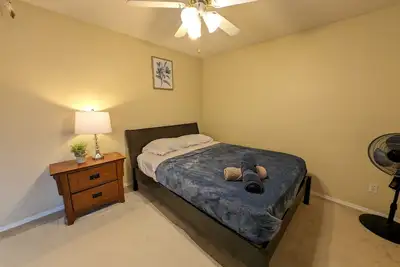 Riverbend Retreat: Spacious Haven