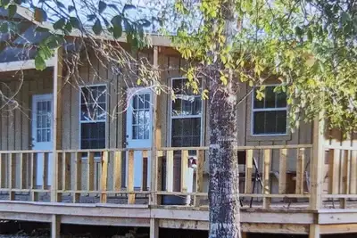Image de Bunkhouse on 18 acres.