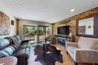 Image de Ground-floor condo with on-site pool, grills, patio, & central Ac