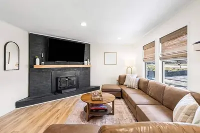 Image de New! Mountain Muse Home w/ hot tub! Less than 5 minutes to Pigeon Forge parkway!