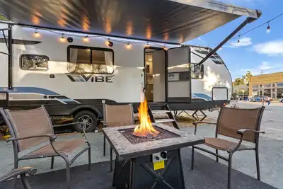 Image de The Vibe -Modern Camper - Walk to Downtown