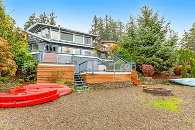 Image de Lakefront home with canoe, kayaks, large deck, beach access, fireplace, & W/D