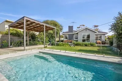 Image de Torquay Springs | Coastal Escape with Pool & Fire