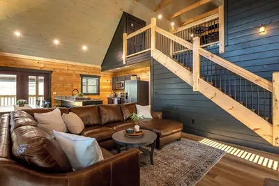 Image de Family Cabin~Hot tub~Fireplace~pool table