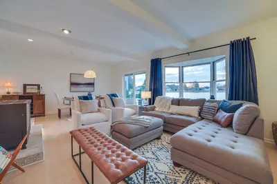 Image de Game Room + Hot Tub! Waterfront Lake City Getaway