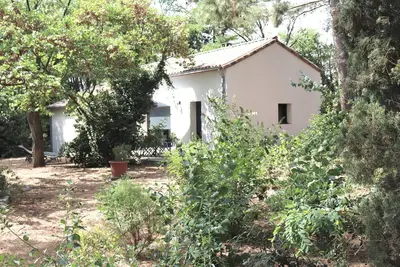 Maison pour 4 p. dans une pinède d'un Mas Languedocien avec piscine et jacuzzi