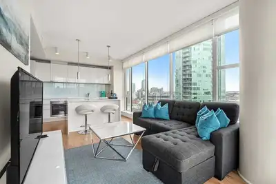 Image de Downtown 2br | Mountain Views • Free Parking • Banff Pass + Wine!