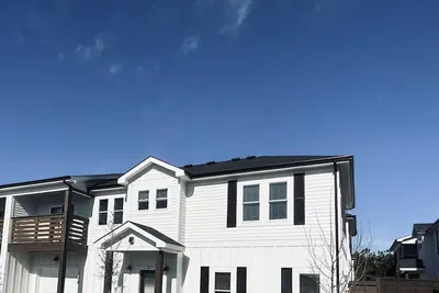 Image de CHIll In! Central to Everything! Steps to Beach!