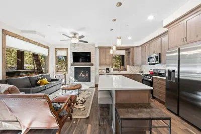 Image de Keystone Condo w/Private Hot Tub & Fire Pit in Quiet Location, Shuttle Nearby