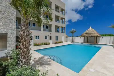 Image de Penthouse met zeezicht. Fantastisch gelegen bij het strand en stad.