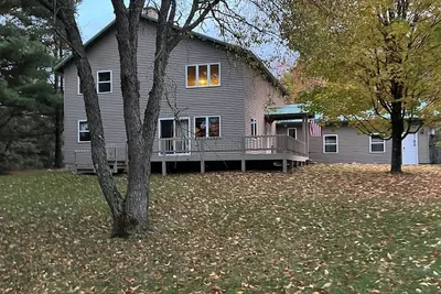 Image de Private 27 acres with trails, out buildings a library full of books