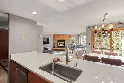 Image de Cozy 2 Bedroom, walk to Peru Lift!
