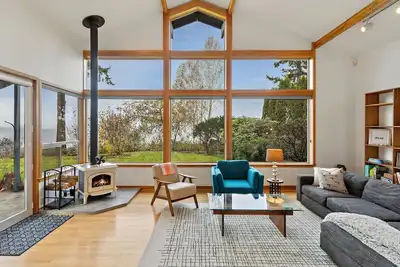 Image de Luxe Waterfront Haven: 3br Vaulted-Ceiling Home w/ Scenic Ocean & Sunset Views