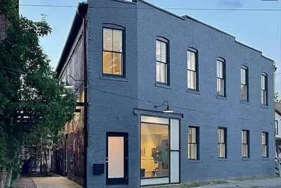 Image de Artist's Loft steps from Upac!