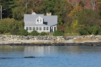 Sea Glass - Peaks Island oceanfront cottage with stunning views for 7 people!