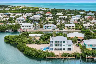 Island getaway with panoramic view, pool, spa, beach and rooftop access!