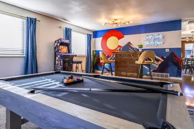 Image de Luxurious & Spacious Home with Mini Golf, Arcade Games, Fire Pit and more!