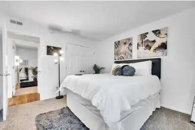 Image de Luxurious Modern-glam 2 bdr, 15 mins from Uptown