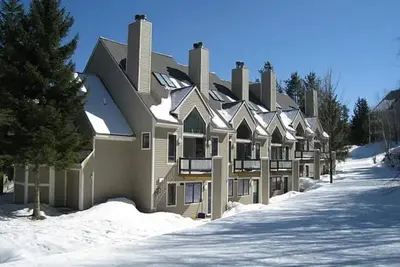 Cozy ski retreat on Mt Snow - True Ski On/Off