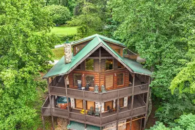 Image de Treehouse-Style Smoky Mountain Cabin – Hot Tub & Game Room